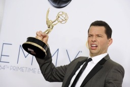 Jon Cryer superó a varios favoritos para llevarse el trofeo como mejor actor de una comedia